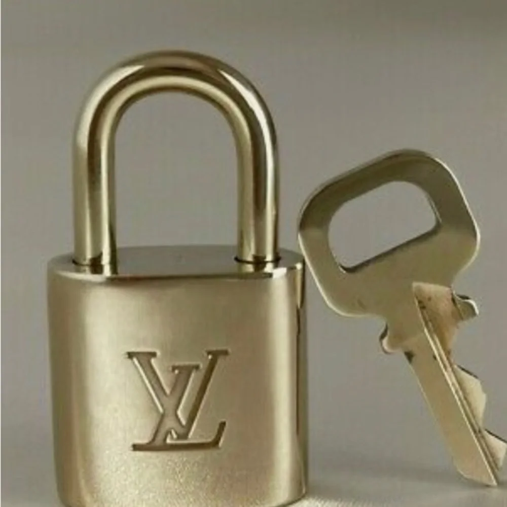 NEAR MINT AUTHENTIC Louis Vuitton lock and key set._12
